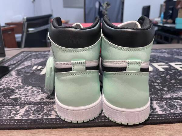 Nike Air Jordan 1 Retro High Lgloo - Image 2