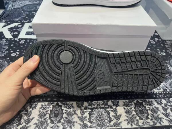 Louis Vuitton x Nike SB Dunk - Image 5