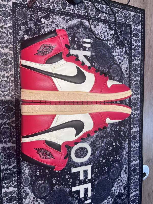 Nike Air Jordan 1 Retro Chicago - Image 6