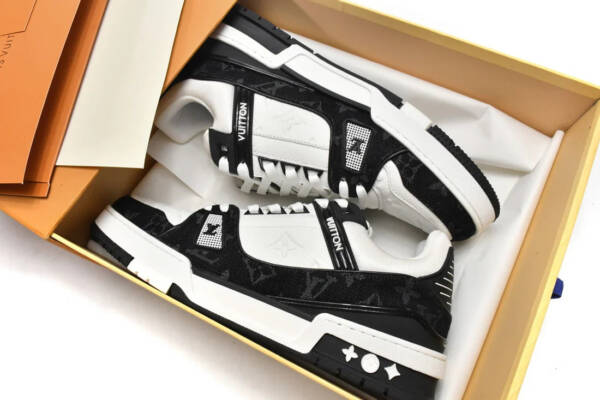 Louis Vuitton Trainer White Black - Image 5