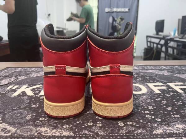 Nike Air Jordan 1 Retro Chicago - Image 2