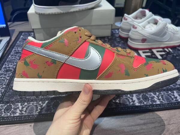 Nike Dunk SB Low Freddy Krueger - Image 3