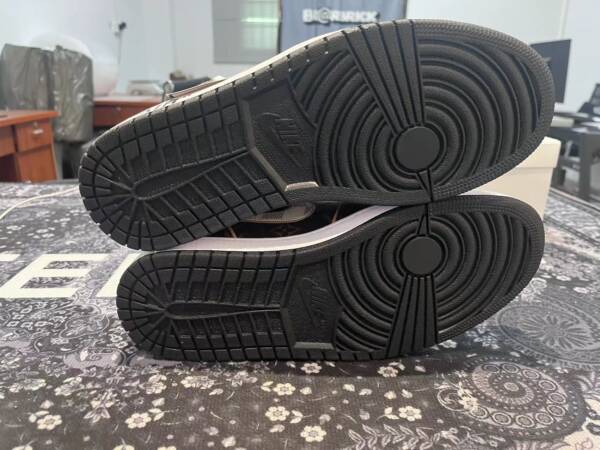 Louis Vuitton x Nike Air Jordan 1 High - Image 7