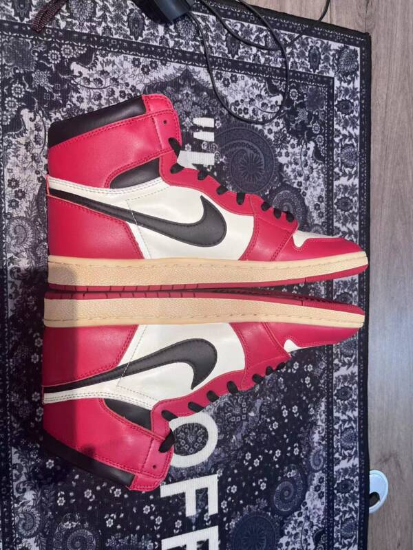 Nike Air Jordan 1 Retro Chicago - Image 3