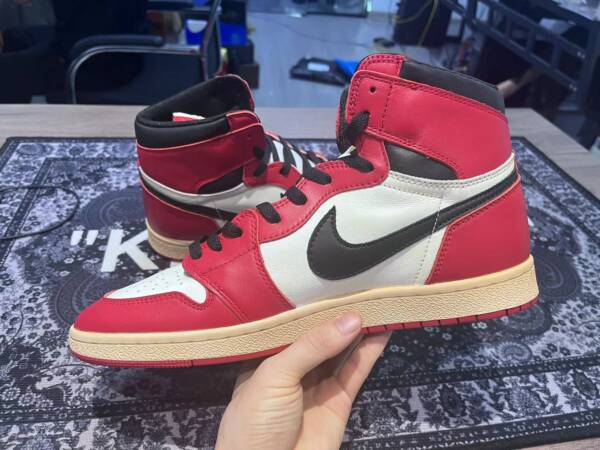 Nike Air Jordan 1 Retro Chicago - Image 4