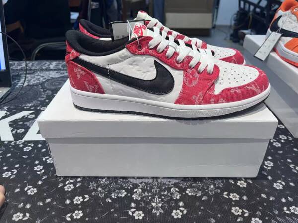 Louis Vuitton x Nike SB Dunk - Image 8