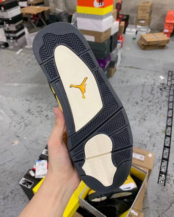 Air Jordan 4 Retro "Tour Yellow" - Image 7