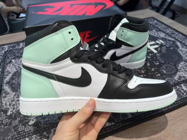 Nike Air Jordan 1 Retro High Lgloo - Image 4