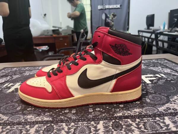 Nike Air Jordan 1 Retro Chicago - Image 7